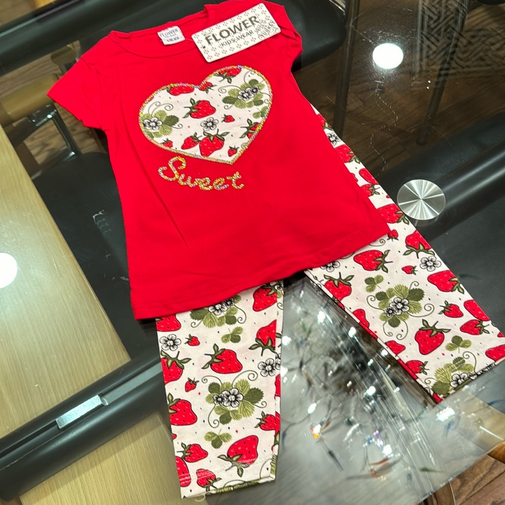 BNWT STRAWBERRY 🍓 TEE/LEGGING SET